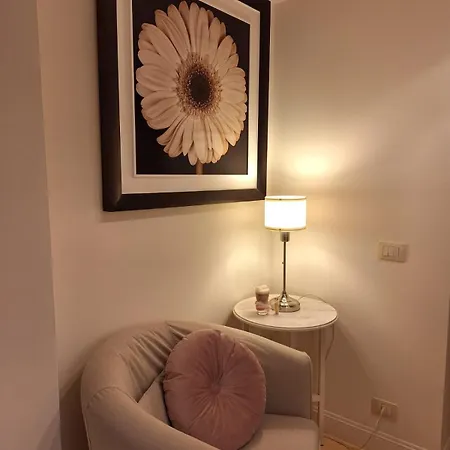 Cozy & Charming Florentine Hideaway *